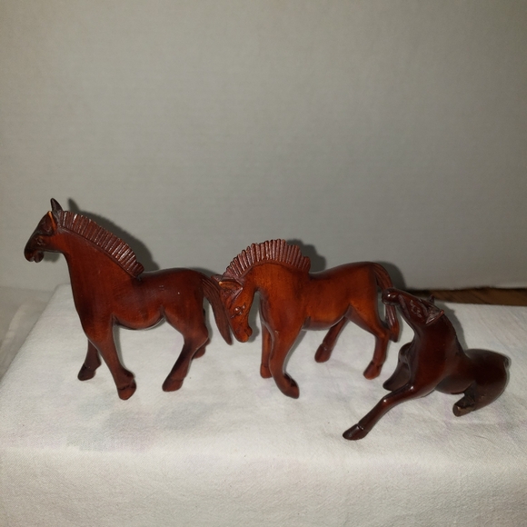 Absolutely stunning Vintage hand carved mahogany horses - Picture 4 of 7